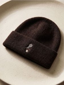 Czapka beanie z haftem - brązowy. Brązowe czapki Sinsay, bez wzorów. Za 19,99 zł.