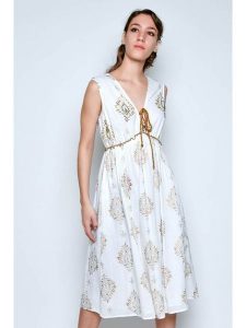 Tarifa Sukienka w kolorze biało-karmelowym rozmiar: S. Białe sukienki Tarifa, s, bez wzorów, z bawełny, bez kołnierzyka, bez ramiączek, midi. Za 100,28 zł.