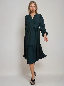 Monki Sukienka w kolorze morskim rozmiar: 42. Niebieskie sukienki Monki, na co dzień, bez wzorów, bez kołnierzyka, bez ramiączek, midi, proste. Za 83,42 zł.