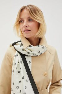 Szalik w kwiaty biały damski. Białe szaliki MOODO, bez wzorów, z poliesteru. W wyprzedaży za 29,99 zł.