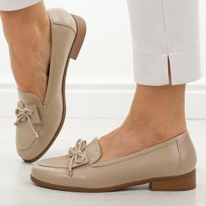 Beżowe półbuty damskie M.Daszyński 25113-2. Brązowe półbuty M.Daszyński, na jesień, z aplikacjami, z materiału, bez obcasa, na płaskiej podeszwie, bez zapięcia. Za 179,00 zł.