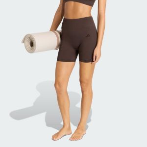 Legginsy Workout Essentials 4 inch. Czerwone legginsy ADIDAS, bez wzorów, z dzianiny, krótkie. Za 129,00 zł.