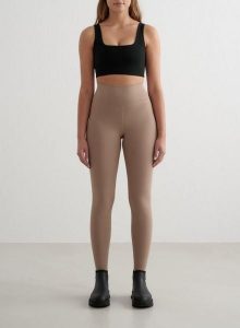 Damskie legginsy wysoki stan, drapane wewnątrz, second skin Warming ciemny brąz. Brązowe legginsy AIM'N, bez wzorów, z elastanu, z podwyższonym stanem, długie. Za 202,80 zł.