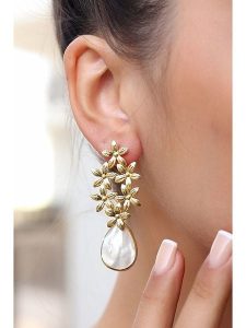 L'Atelier de Gaia Pozłacane kolczyki z masą perłową rozmiar: onesize. Białe kolczyki L'Atelier de Gaia, z perłą, pozłacane. Za 86,99 zł.