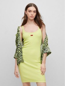 Hugo Sukienka codzienna Nirabel 50486561 Żółty Slim Fit. Żółte kombinezony Hugo, na co dzień, xxl, bez wzorów, z bawełny, bez kołnierzyka, bez ramiączek, proste. Za 249,99 zł.