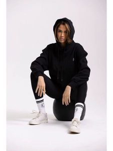 Onamaste Bluza "Tara" w kolorze czarnym rozmiar: S/M. Czarne bluzy Onamaste, m, bez wzorów, z bawełny, z kapturem. Za 184,46 zł.