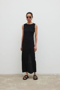 Sukienka maxi z wiskozy w kolorze BLACK - AMBER-XL. Czarne sukienki Marsala, na co dzień, na lato, m, bez wzorów, z tkaniny, eleganckie, bez kołnierzyka, bez ramiączek, maxi, proste. Za 299,90 zł.