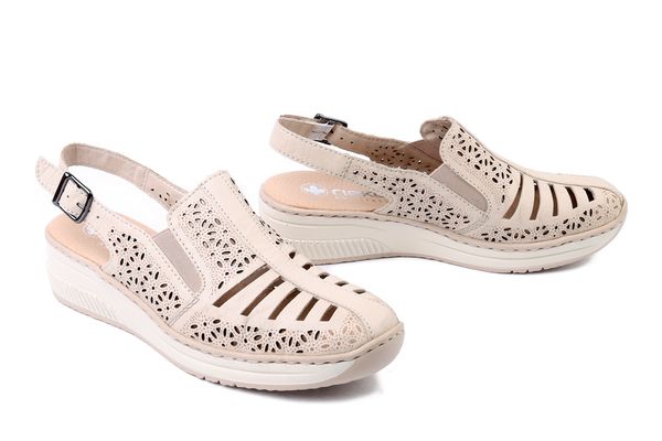 RIEKER 48763-60 beige, sandały damskie. Brązowe sandały Rieker, w ażurowe wzory, bez obcasa, na koturnie, bez zapięcia. Za 359,90 zł.