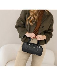 Lia Biassoni Skórzana torebka "Cecita" w kolorze czarnym - 27 x 12 x 12 cm rozmiar: onesize. Czarne torebki klasyczne Lia Biassoni, bez wzorów, z materiału, przez ramię, bez dodatków. Za 304,99 zł.