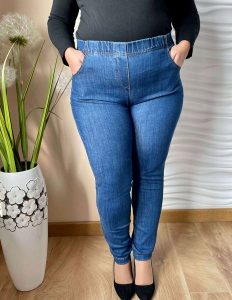 Jeansowe spodnie z wysokim stanem i zwężaną nogawką PLUS SIZE XXL. Spodnie z wysokim stanem Nasi partnerzy, bez wzorów, z bawełny, z podwyższonym stanem, krótkie. Za 199,90 zł.