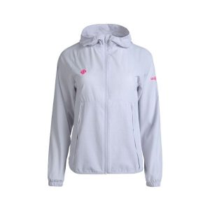 Lekka kurtka wiatrówka ENNA, oddychająca i wodoodporna z kapturem. Czerwone kurtki Izas, bez wzorów, z kapturem. Za 278,22 zł.