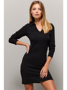 Milan Kiss Sukienka w kolorze czarnym rozmiar: M. Czarne sukienki Milan Kiss, m, bez wzorów, bez kołnierzyka, bez ramiączek, mini. Za 146,45 zł.