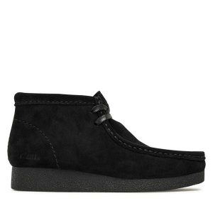 Trzewiki Clarks. Czarne botki Clarks, bez wzorów, bez obcasa, na płaskiej podeszwie, bez zapięcia. Za 519,99 zł.