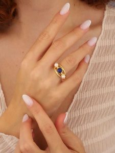 L'Atelier de Gaia Pozłacany pierścionek z lapis lazuli i perłami rozmiar: onesize. Białe pierścionki L'Atelier de Gaia, z lazurytem, pozłacane. Za 56,79 zł.