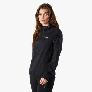 Kurtka do biegania damska Swedemount Ultra Light Running Jacket szybkoschnąca. Czarne kurtki SWEDEMOUNT, bez wzorów, z tkaniny, bez kaptura. Za 329,99 zł.