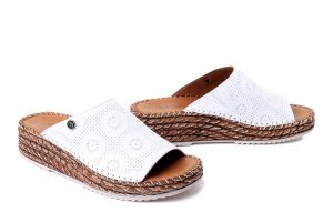 MANITU 900185-03 weiss, klapki damskie. Białe klapki Manitu, bez wzorów, ze skóry, bez obcasa, na koturnie. Za 229,42 zł.