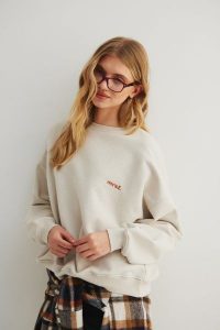 Bluza damska o kroju regular fit z HAFTEM w kolorze IVORY- PHENIX-UNI. Brązowe bluzy Marsala, m, bez wzorów, z bawełny, bez kaptura. Za 269,90 zł.