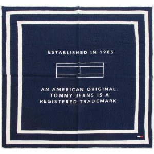 Chusta TOMMY JEANS - Tju Logo Bandana AU0AU00372 496. Apaszki i chusty marki Tommy Jeans. Za 129,00 zł.