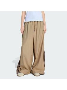 Adidas Spodnie dresowe Firebird Adilenium KD6300 Beżowy Regular Fit. Brązowe spodnie dresowe ADIDAS, xs, bez wzorów, z dresówki. Za 398,99 zł.