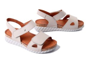 COMFORTABEL 710206-08 beige, sandały damskie. Brązowe sandały Comfortabel, bez wzorów, ze skóry, bez obcasa, bez zapięcia. Za 287,92 zł.