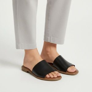 Klapki damskie Armodo, cholewka ze skóry naturalnej o prostej wsuwanej konstrukcji szeroki pasek stabilizujący stopę płaska podeszwa z lekkim profile. Czarne klapki Armodo, bez wzorów, ze skóry, bez obcasa, na płaskiej podeszwie. Za 269,00 zł.