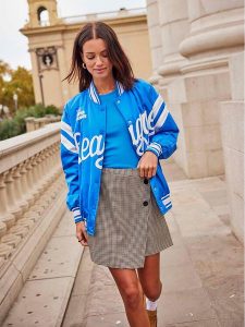 ONLY Kurtka bomber 15298664 Niebieski Regular Fit. Niebieskie kurtki ONLY, xs, bez wzorów, z syntetyku, bez kaptura. Za 179,99 zł.
