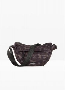 Torebka na ramię Sketchers. Czarne torebki klasyczne bonprix, bez wzorów, na ramię, z nadrukiem, bez dodatków. Za 169,99 zł.