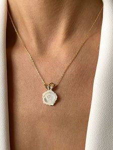 Les Petites Précieuses Pozłacany naszyjnik z elementem ozdobnym - dł. 40 cm rozmiar: onesize. Białe naszyjniki Les Petites Précieuses, z perłą, pozłacane. Za 184,46 zł.