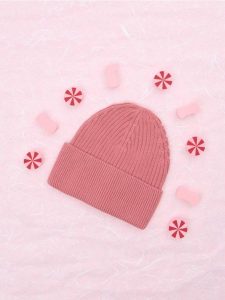 Czapka - różowy. Czerwone czapki Sinsay, bez wzorów, z materiału. Za 25,99 zł.
