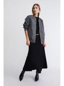 Oui Kurtka w kolorze czarnym rozmiar: 38. Szare kurtki Oui, bez wzorów, bez kaptura. Za 234,94 zł.