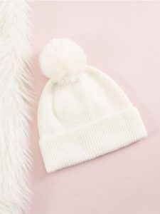Czapka z pomponem - kremowy. Białe czapki Sinsay, bez wzorów, z materiału. Za 29,99 zł.