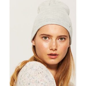 Czapka beanie - Jasny szar. Czapki marki House. W wyprzedaży za 9,99 zł.