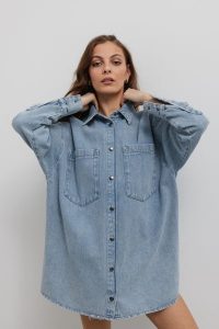 Koszula MIDI o kroju oversize w kolorze CLASSIC BLUE JEANS - MINDY-M/L. Niebieskie koszule Marsala, l, bez wzorów, z denimu, bez kołnierzyka, bez ramiączek. Za 499,90 zł.