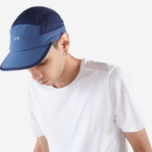 Czapka z daszkiem do biegania Kiprun 5 paneli. Niebieskie czapki KIPRUN, bez wzorów, z materiału, sportowe. Za 49,99 zł.