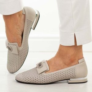 Beżowe ażurowe skórzane półbuty damskie Cambell 35304. Brązowe półbuty Cambell, na lato, w ażurowe wzory, z materiału, z okrągłym noskiem, bez obcasa, na obcasie, bez zapięcia. Za 229,00 zł.