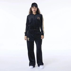 Damskie spodnie dresowe z weluru New York Yankees. Czarne spodnie dresowe New Era, bez wzorów, z dresówki. W wyprzedaży za 260,00 zł.