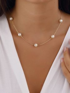Luja Bijoux Pozłacany naszyjnik z perłami - dł. 42 cm rozmiar: onesize. Żółte naszyjniki Luja Bijoux, z perłą, metalowe. Za 52,67 zł.