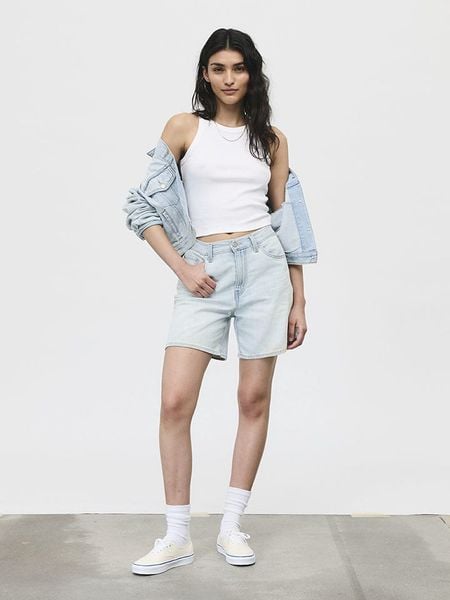 Levi's Bermudy dżinsowe w kolorze błękitnym rozmiar: W26. Niebieskie szorty Levi's®, z aplikacjami, ze skóry, klasyczne, z podwyższonym stanem. Za 134,95 zł.