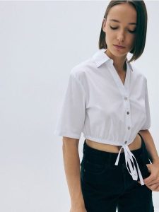 Krótka koszula z wiązaniem - złamana biel. Koszule Reserved, l, bez wzorów, z bawełny, bez kołnierzyka, bez ramiączek. W wyprzedaży za 29,99 zł.