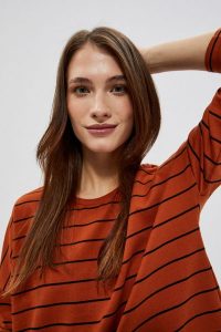 Bluza brązowa w paski. Brązowe bluzy MOODO, xs, bez wzorów, z bawełny, bez kaptura. W wyprzedaży za 26,99 zł.