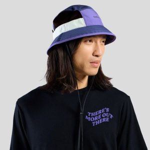 Kapelusz ODLO Performance Light Bucket. Fioletowe kapelusze ODLO, bez wzorów, sportowe. W wyprzedaży za 179,99 zł.