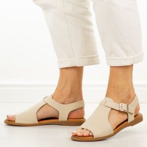 Beżowe skórzane płaskie sandały damskie Cambell 19391. Brązowe sandały Cambell, bez wzorów, z jeansu, bez obcasa, na płaskiej podeszwie, bez zapięcia. Za 219,00 zł.