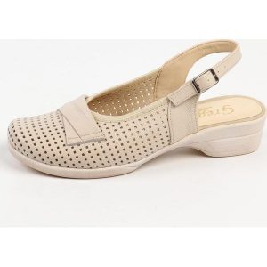 Beżowe skórzane ażurowe Polskie sandały damskie z zakrytymi palcami Gregors 643. Brązowe sandały Gregors, w ażurowe wzory, ze skóry, bez obcasa, na koturnie, bez zapięcia. Za 369,00 zł.