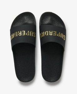 Superdry Premium Metallic Pool klapki damskie z profilowaną wkładką – BLACK/GOLD. Czarne klapki Superdry, bez wzorów, z poliesteru, bez obcasa. Za 137,80 zł.