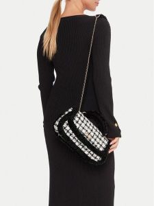 Guess Torebka Cristi HWQT81 39210 Czarny. Czarne torebki klasyczne Guess, z aplikacjami, z materiału, bez dodatków. Za 379,99 zł.