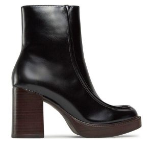 Botki Tamaris. Czarne botki Tamaris, bez wzorów, bez obcasa, na słupku, bez zapięcia. Za 259,99 zł.