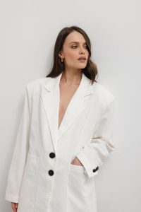 Marynarka z lnem oversize w kolorze WHITE CREAM- HARLEY. Białe marynarki i żakiety Marsala, bez wzorów, z bawełny, eleganckie. Za 319,90 zł.
