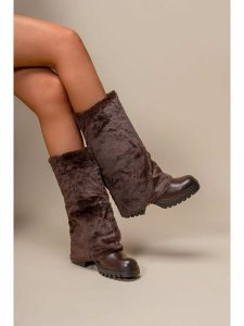 C'M Kozaki w kolorze brązowym rozmiar: 40. Brązowe kozaki C'M, na zimę, bez wzorów, bez obcasa, bez zapięcia. Za 173,99 zł.