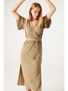 Garcia Sukienka w kolorze khaki rozmiar: XXL. Brązowe sukienki Garcia, xxl, bez wzorów, bez kołnierzyka, bez ramiączek, midi, kopertowe. Za 83,42 zł.