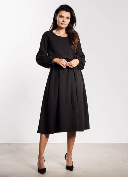 Elegancka sukienka rozkloszowana z długim rękawem czarna. Czarne sukienki Infinite You, s, bez wzorów, eleganckie, bez kołnierzyka, bez ramiączek, rozkloszowane. Za 309,00 zł.